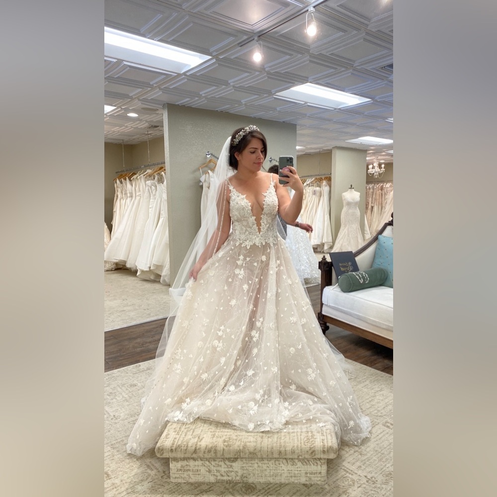 Elegant Floral Lace Wedding Dress